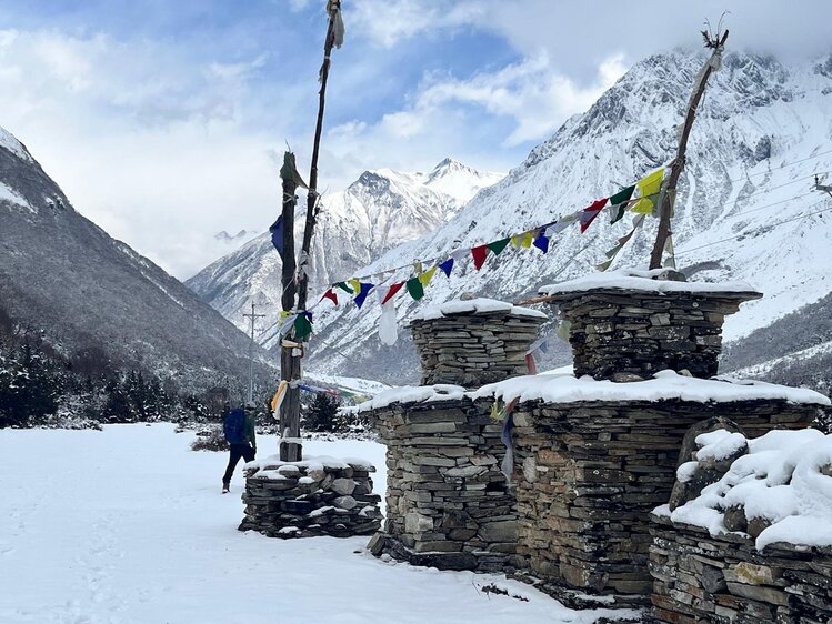 Hängebrücke und Fluss in der Manaslu-Region