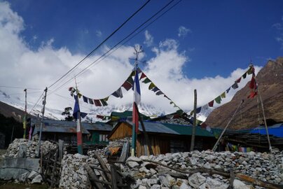 Berglandschaft in der Manaslu-Region mit Trekkingpfad