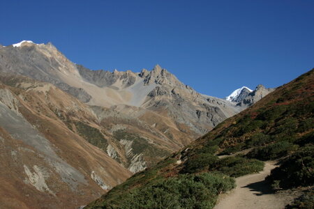 Berglandschaft mit Tal und Wolken