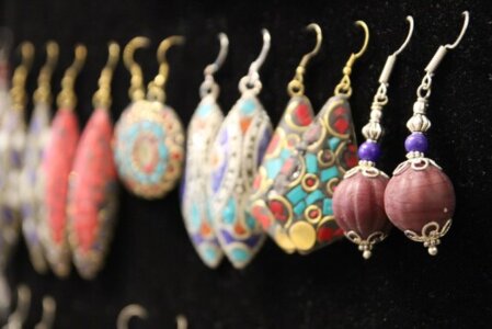 Nepalesischer Schmuck und Malas auf einem Holztisch