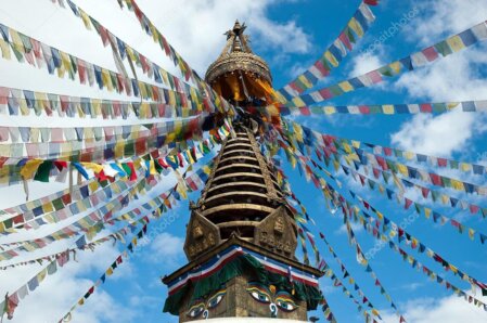 Buddhistische Stupa und hinduistischer Tempel nebeneinander in Nepal